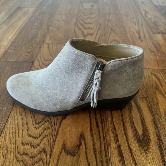 Vionic Shyanne Booties Women's 7 Greige Suede Leather Orthotic Boho Festival Zip - Picture 3 of 11